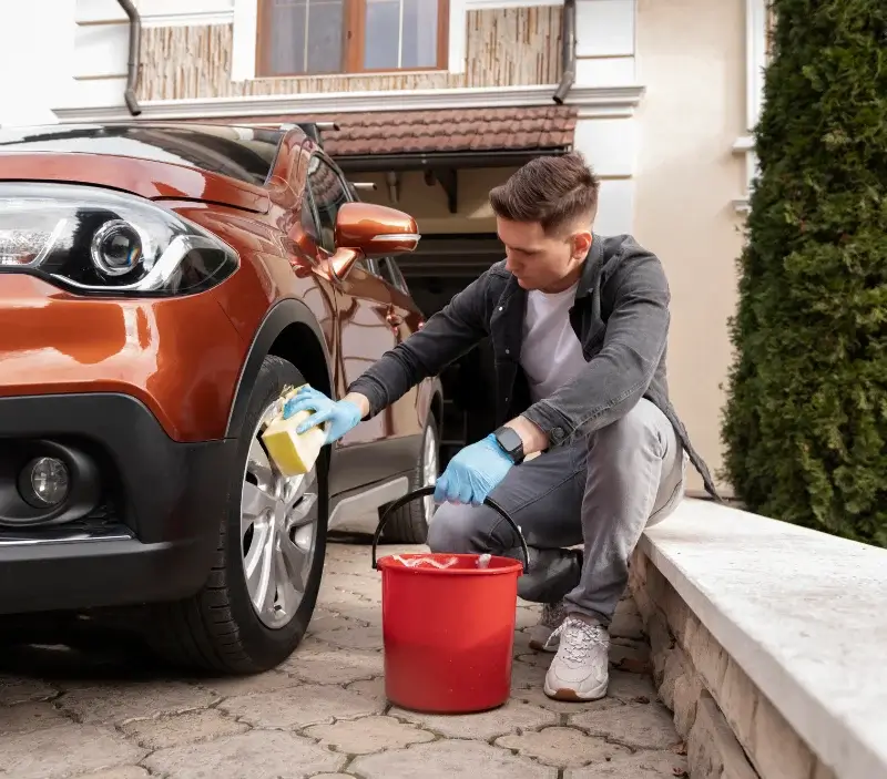 Lavage auto à domicile Martignas-sur-Jalle : professionnel intervenant sur un véhicule